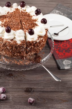 Kara Orman kek krem şanti ve kirazı ile dekore edilmiş.