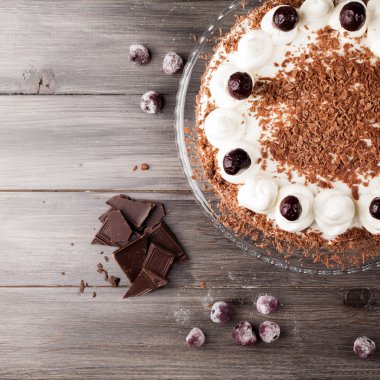 Kara Orman kek krem şanti ve kirazı ile dekore edilmiş.