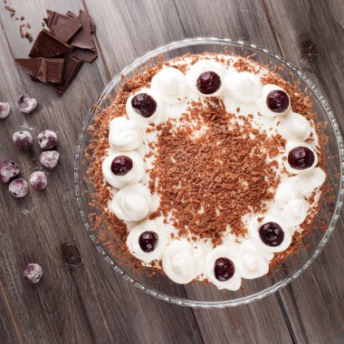 Kara Orman kek krem şanti ve kirazı ile dekore edilmiş.