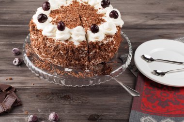 Kara Orman kek krem şanti ve kirazı ile dekore edilmiş.