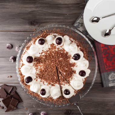 Kara Orman kek krem şanti ve kirazı ile dekore edilmiş.