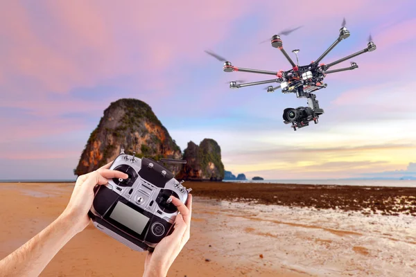 Man controls the flying drones — Stock Photo, Image