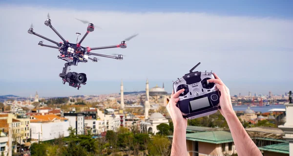 Man styr de flygande drönarna — Stockfoto