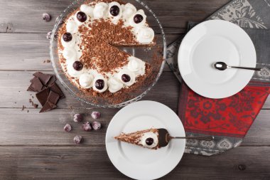 Kara Orman kek krem şanti ve kirazı ile dekore edilmiş.