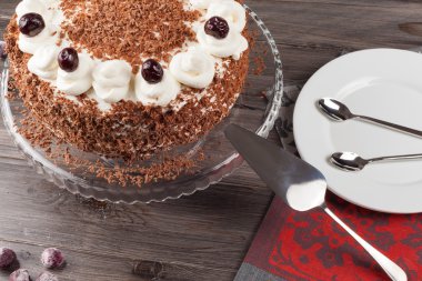 Kara Orman kek krem şanti ve kirazı ile dekore edilmiş.