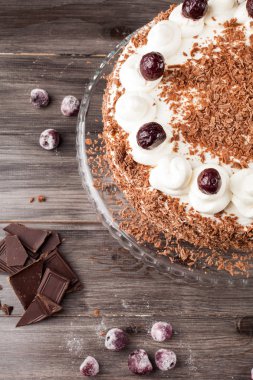 Kara Orman kek krem şanti ve kirazı ile dekore edilmiş.