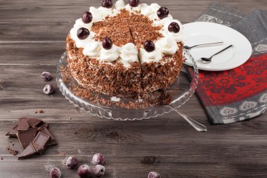 Kara Orman kek krem şanti ve kirazı ile dekore edilmiş.