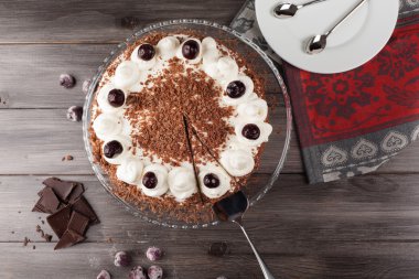 Kara Orman kek krem şanti ve kirazı ile dekore edilmiş.