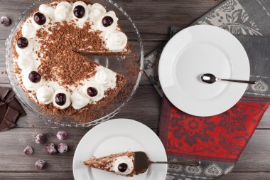 Kara Orman kek krem şanti ve kirazı ile dekore edilmiş.