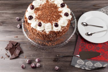 Kara Orman kek krem şanti ve kirazı ile dekore edilmiş.