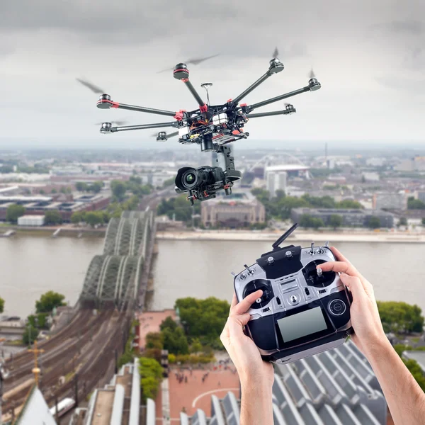 Omul controlează dronele zburătoare — Fotografie, imagine de stoc