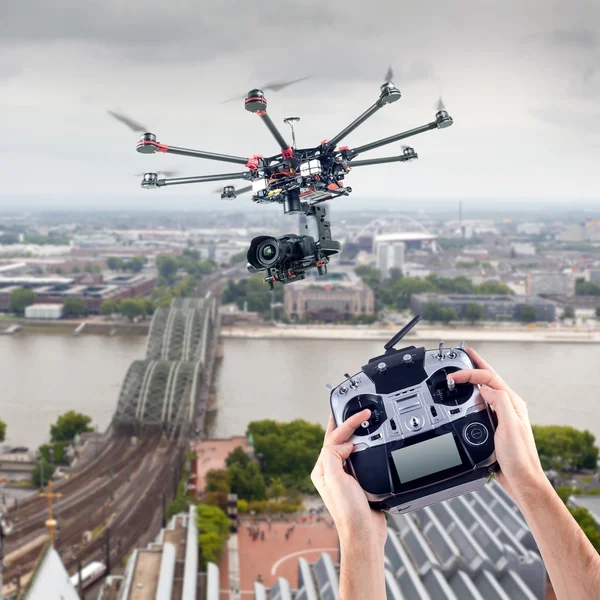 Man controls the flying drones — Stock Photo, Image