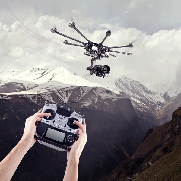 Mann steuert die fliegenden Drohnen — Stockfoto