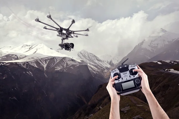 L'uomo controlla i droni volanti — Foto Stock