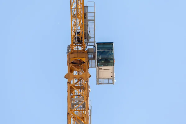 Yellow hoisting crane  on sky background — Stock Photo, Image