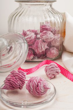 Beyaz ahşap zemin üzerinde ev yapımı pembe hatmi.