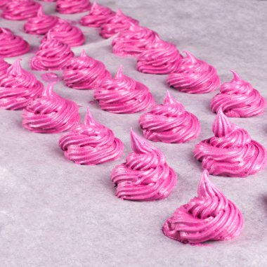 Ev yapımı pembe krema yapma süreci