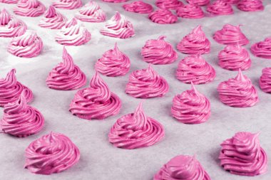 Ev yapımı pembe krema yapma süreci