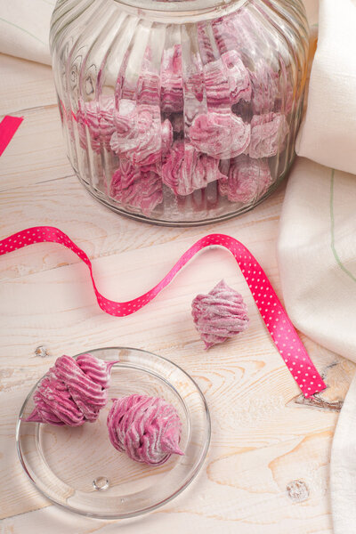 Домашний розовый зефир на белом деревянном фоне
.