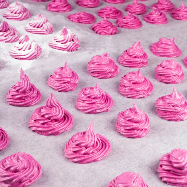 Ev yapımı pembe krema yapma süreci