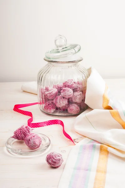 Marshmallow rosa hecho en casa sobre un fondo de madera blanca . — Foto de Stock