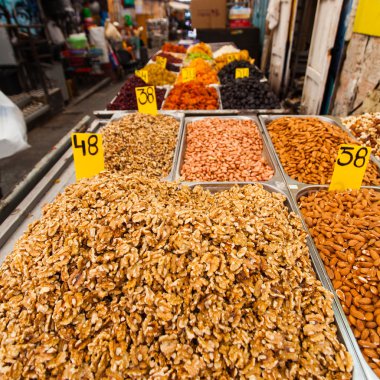 Çeşitli fındık ve kuru meyve Mahane Yehuda piyasada.