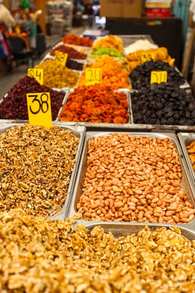 Verschiedene Nüsse und Trockenfrüchte auf dem Mahane Yehuda Markt. — Stockfoto