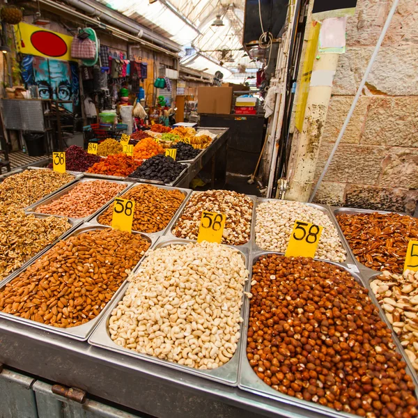 Verschiedene Nüsse und Trockenfrüchte auf dem Mahane Yehuda Markt. — Stockfoto