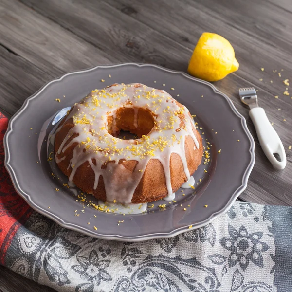 Hausgemachter Zitronenkuchen mit Zuckerguss — Stockfoto