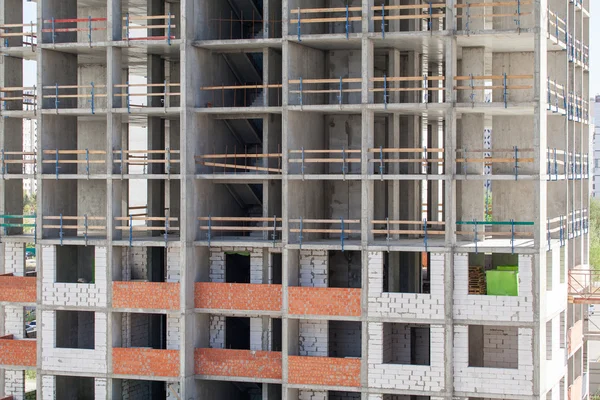 Construcción de una casa de apartamentos — Foto de Stock