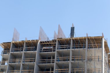 bir apartman binası inşaatı