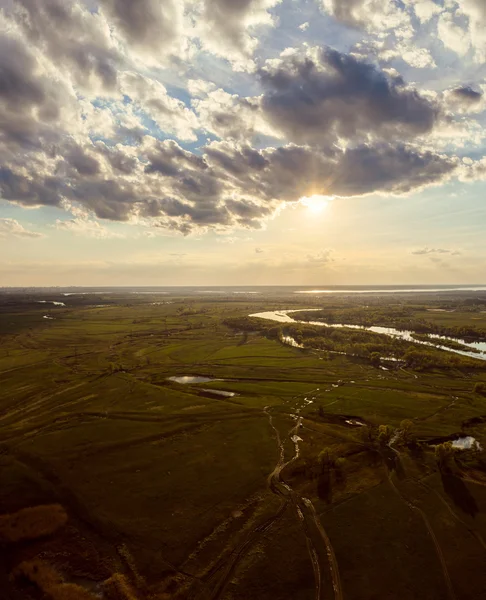 Прекрасний захід сонця на полі. Вид з повітря . — стокове фото