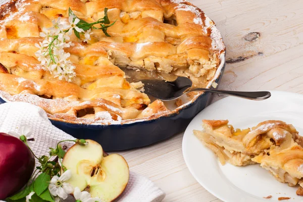 Hausgemachter Apfelkuchen auf weißem Holzgrund. — Stockfoto