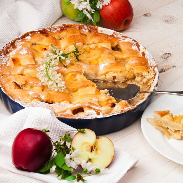 Hausgemachter Apfelkuchen auf weißem Holzgrund. — Stockfoto