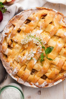 Beyaz ahşap arka planda ev yapımı elmalı turta. Üstte görüntü.