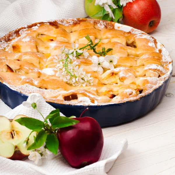 Tarta de manzana casera sobre un fondo de madera blanca . — Foto de Stock