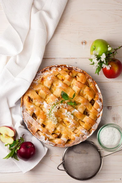 Hausgemachter Apfelkuchen auf weißem Holzgrund. Ansicht von oben. — Stockfoto