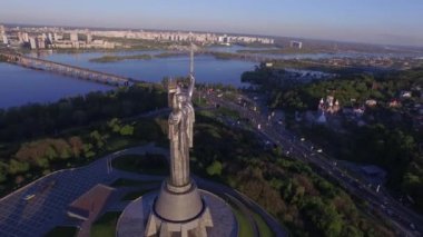 Kiev şehir - Ukrayna başkenti. Anne vatan. Havadan görünümü.