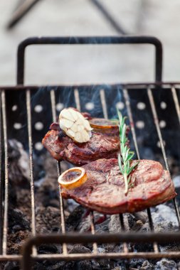 Aromatik dana biftek ızgara kömürler ile