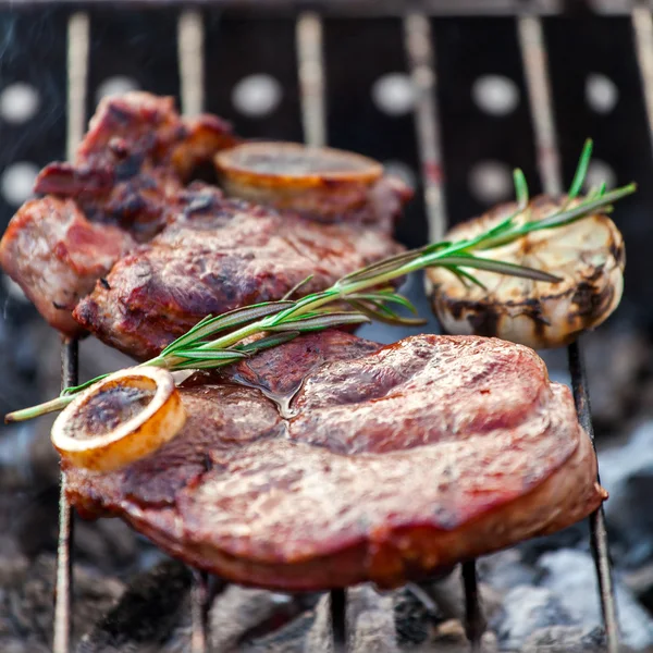 A grill-és parazsat aromás borjú-steak — Stock Fotó