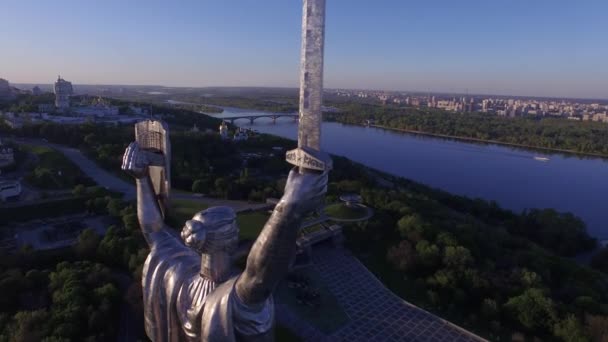 Kijev City - Ukrajna fővárosában. Mother Motherland. Légifelvételek. — Stock videók