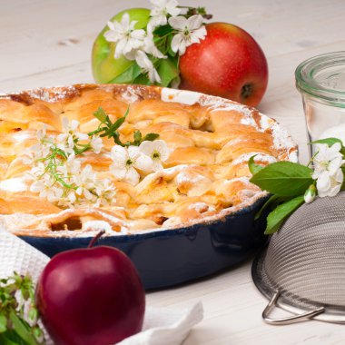 Ev yapımı elma pasta Beyaz ahşap zemin üzerinde.