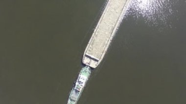 Uzun mavna Dnieper Nehri üzerinde yüzer. Havadan görünümü. Üstten Görünüm