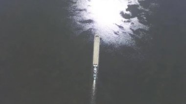 Uzun mavna Dnieper Nehri üzerinde yüzer. Havadan görünümü. Üstten Görünüm