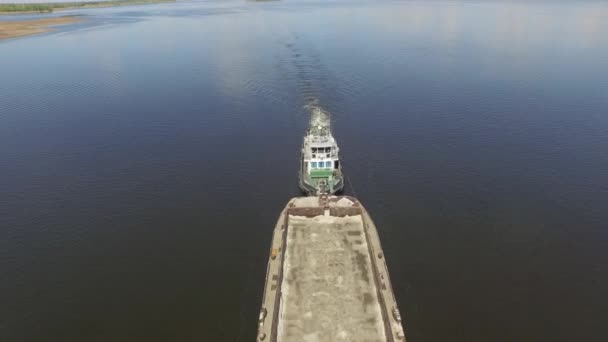 Lång pråm flyter på floden Dnepr. Flygfoto. Ovanifrån — Stockvideo