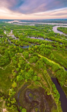 Güzel gün batımı sahada. Havadan görünümü.