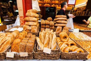 Kudüs'te Mahane Yehuda marketten ekmek sayaç.