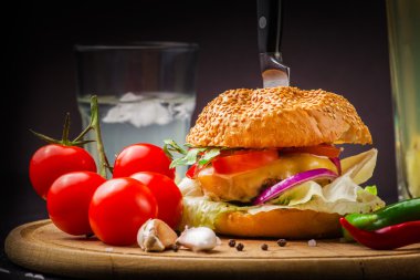 Taze sebzeli ev yapımı hamburger.