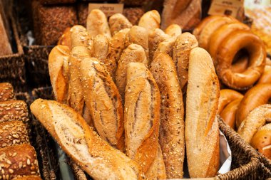Kudüs'te Mahane Yehuda marketten ekmek sayaç.