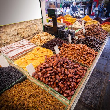 Çeşitli fındık ve kuru meyve Mahane Yehuda piyasada.